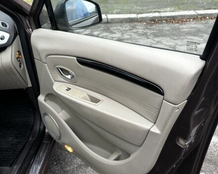 Коричневий Рено Гранд Сценік, об'ємом двигуна 2 л та пробігом 301 тис. км за 6900 $, фото 7 на Automoto.ua