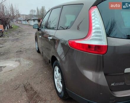 Коричневий Рено Гранд Сценік, об'ємом двигуна 1.5 л та пробігом 260 тис. км за 8450 $, фото 13 на Automoto.ua