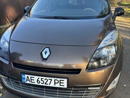 Коричневый Рено Гранд Сценик, объемом двигателя 1.6 л и пробегом 230 тыс. км за 10000 $, фото 1 на Automoto.ua