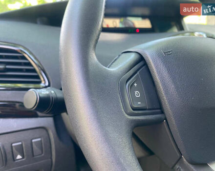 Червоний Рено Гранд Сценік, об'ємом двигуна 1.4 л та пробігом 247 тис. км за 6450 $, фото 24 на Automoto.ua