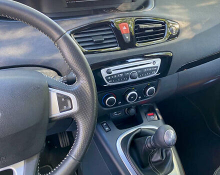 Красный Рено Гранд Сценик, объемом двигателя 1.4 л и пробегом 198 тыс. км за 7750 $, фото 19 на Automoto.ua