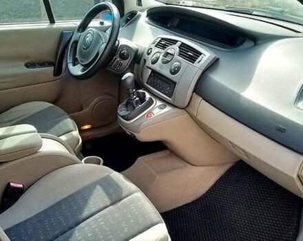 Серый Рено Гранд Сценик, объемом двигателя 2 л и пробегом 271 тыс. км за 4800 $, фото 3 на Automoto.ua