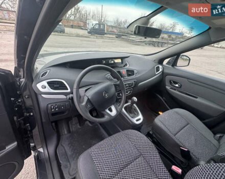 Сірий Рено Гранд Сценік, об'ємом двигуна 1.6 л та пробігом 219 тис. км за 9000 $, фото 32 на Automoto.ua