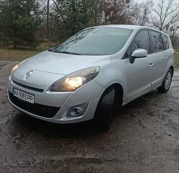 Серый Рено Гранд Сценик, объемом двигателя 1.5 л и пробегом 240 тыс. км за 7600 $, фото 1 на Automoto.ua