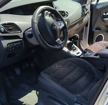 Серый Рено Гранд Сценик, объемом двигателя 1.5 л и пробегом 301 тыс. км за 8700 $, фото 8 на Automoto.ua