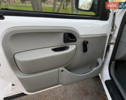 Белый Рено Кенгу, объемом двигателя 1.5 л и пробегом 303 тыс. км за 2300 $, фото 15 на Automoto.ua