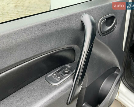 Белый Рено Кенгу, объемом двигателя 1.5 л и пробегом 262 тыс. км за 5750 $, фото 32 на Automoto.ua