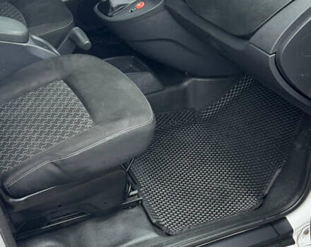 Белый Рено Кенгу, объемом двигателя 1.46 л и пробегом 234 тыс. км за 7700 $, фото 20 на Automoto.ua