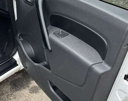 Белый Рено Кенгу, объемом двигателя 1.46 л и пробегом 234 тыс. км за 7700 $, фото 21 на Automoto.ua