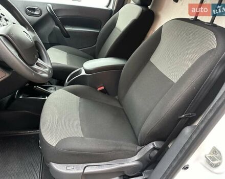 Белый Рено Кенгу, объемом двигателя 0 л и пробегом 25 тыс. км за 12400 $, фото 29 на Automoto.ua