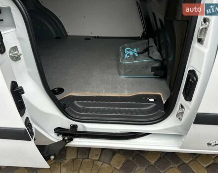 Белый Рено Кенгу, объемом двигателя 0 л и пробегом 25 тыс. км за 12400 $, фото 50 на Automoto.ua