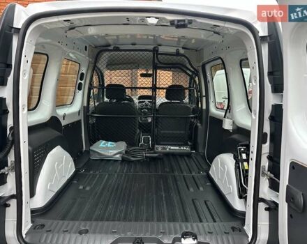 Белый Рено Кенгу, объемом двигателя 0 л и пробегом 16 тыс. км за 12300 $, фото 43 на Automoto.ua