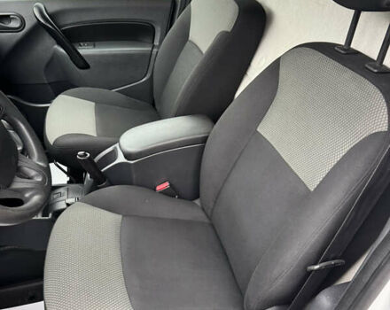 Белый Рено Кенгу, объемом двигателя 0 л и пробегом 26 тыс. км за 12700 $, фото 24 на Automoto.ua