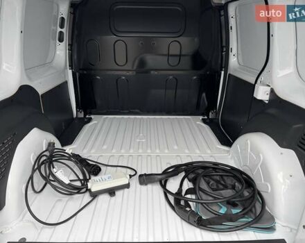 Белый Рено Кенгу, объемом двигателя 0 л и пробегом 4 тыс. км за 13700 $, фото 3 на Automoto.ua