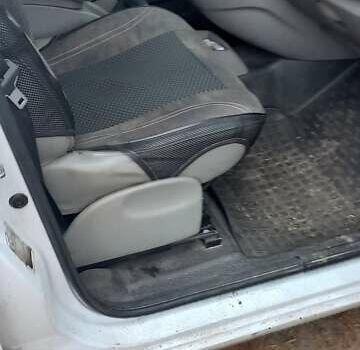 Белый Рено Кенгу, объемом двигателя 1.5 л и пробегом 240 тыс. км за 4681 $, фото 3 на Automoto.ua