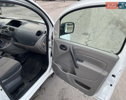 Белый Рено Кенгу, объемом двигателя 1.46 л и пробегом 290 тыс. км за 5999 $, фото 24 на Automoto.ua