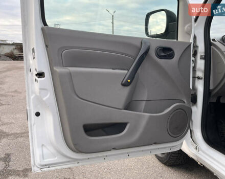 Белый Рено Кенгу, объемом двигателя 1.46 л и пробегом 290 тыс. км за 5999 $, фото 14 на Automoto.ua