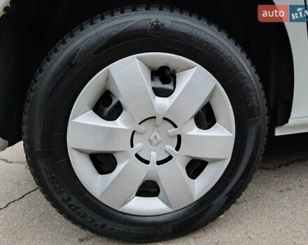 Белый Рено Кенгу, объемом двигателя 1.5 л и пробегом 195 тыс. км за 7929 $, фото 52 на Automoto.ua