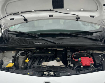 Белый Рено Кенгу, объемом двигателя 1.6 л и пробегом 227 тыс. км за 7700 $, фото 3 на Automoto.ua