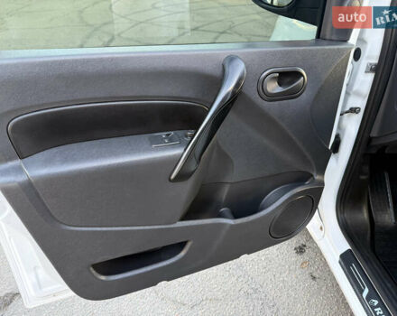 Белый Рено Кенгу, объемом двигателя 1.5 л и пробегом 190 тыс. км за 11799 $, фото 52 на Automoto.ua