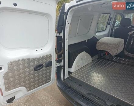 Білий Рено Кєнгу, об'ємом двигуна 1.5 л та пробігом 250 тис. км за 9700 $, фото 5 на Automoto.ua