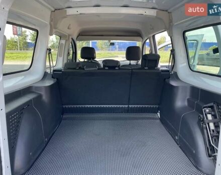 Белый Рено Кенгу, объемом двигателя 0 л и пробегом 75 тыс. км за 8800 $, фото 32 на Automoto.ua