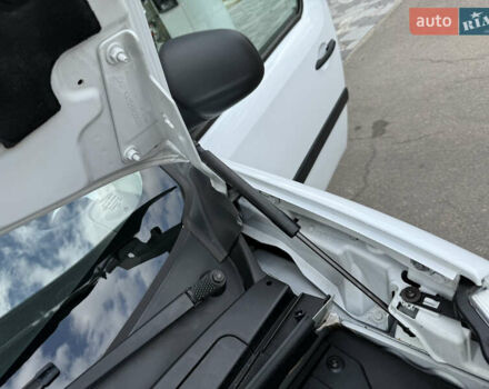 Белый Рено Кенгу, объемом двигателя 1.5 л и пробегом 117 тыс. км за 12999 $, фото 88 на Automoto.ua