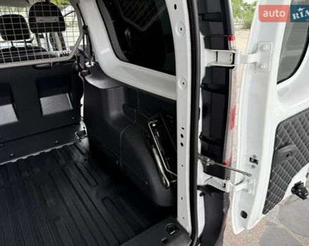Белый Рено Кенгу, объемом двигателя 1.5 л и пробегом 117 тыс. км за 12999 $, фото 72 на Automoto.ua