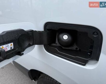 Белый Рено Кенгу, объемом двигателя 0 л и пробегом 61 тыс. км за 11900 $, фото 43 на Automoto.ua