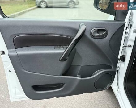 Белый Рено Кенгу, объемом двигателя 0 л и пробегом 61 тыс. км за 11900 $, фото 13 на Automoto.ua