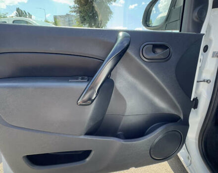 Белый Рено Кенгу, объемом двигателя 1.5 л и пробегом 179 тыс. км за 12700 $, фото 17 на Automoto.ua