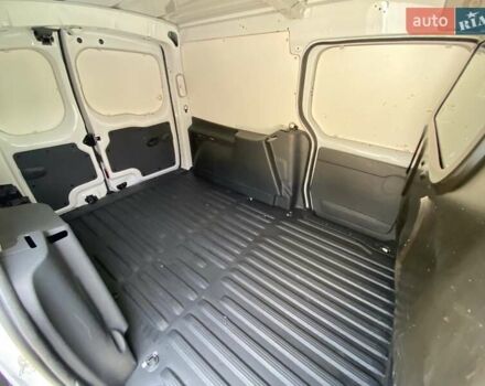 Белый Рено Кенгу, объемом двигателя 1.5 л и пробегом 138 тыс. км за 12597 $, фото 25 на Automoto.ua