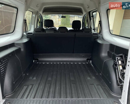 Белый Рено Кенгу, объемом двигателя 0 л и пробегом 17 тыс. км за 14399 $, фото 53 на Automoto.ua