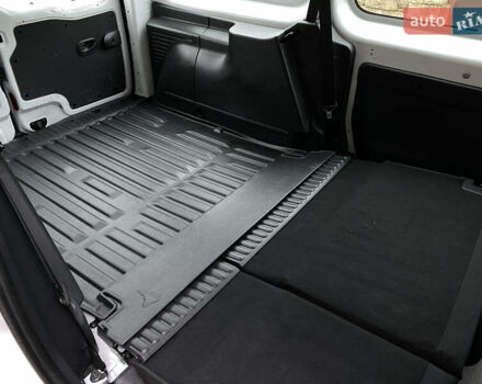 Белый Рено Кенгу, объемом двигателя 0 л и пробегом 17 тыс. км за 14399 $, фото 57 на Automoto.ua