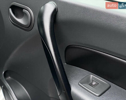 Белый Рено Кенгу, объемом двигателя 0 л и пробегом 17 тыс. км за 14399 $, фото 47 на Automoto.ua