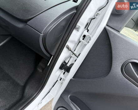 Белый Рено Кенгу, объемом двигателя 1.5 л и пробегом 118 тыс. км за 12599 $, фото 53 на Automoto.ua