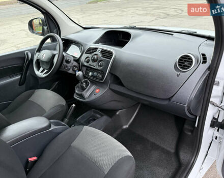 Белый Рено Кенгу, объемом двигателя 1.5 л и пробегом 118 тыс. км за 12599 $, фото 2 на Automoto.ua