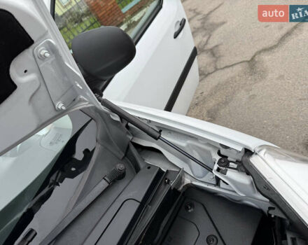 Белый Рено Кенгу, объемом двигателя 1.5 л и пробегом 118 тыс. км за 12599 $, фото 87 на Automoto.ua