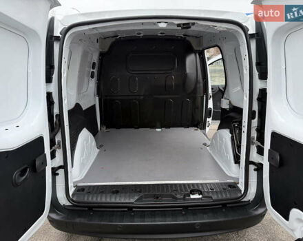 Белый Рено Кенгу, объемом двигателя 1.5 л и пробегом 118 тыс. км за 12599 $, фото 5 на Automoto.ua