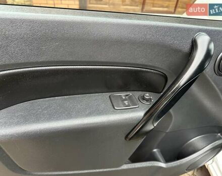 Белый Рено Кенгу, объемом двигателя 0 л и пробегом 54 тыс. км за 12500 $, фото 18 на Automoto.ua