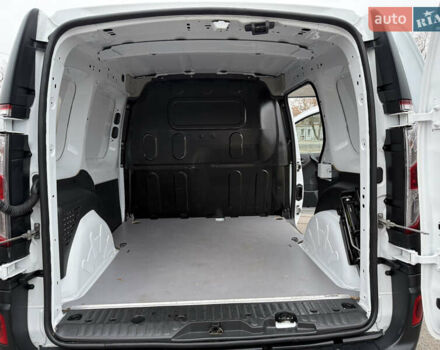 Белый Рено Кенгу, объемом двигателя 1.5 л и пробегом 118 тыс. км за 12599 $, фото 6 на Automoto.ua