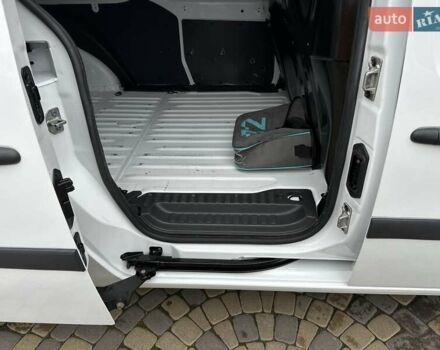 Белый Рено Кенгу, объемом двигателя 0 л и пробегом 54 тыс. км за 12500 $, фото 39 на Automoto.ua