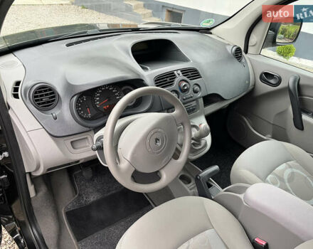 Черный Рено Кенгу, объемом двигателя 1.6 л и пробегом 202 тыс. км за 7800 $, фото 57 на Automoto.ua