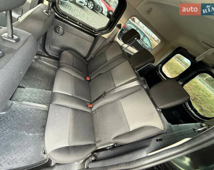 Черный Рено Кенгу, объемом двигателя 0 л и пробегом 75 тыс. км за 14700 $, фото 44 на Automoto.ua