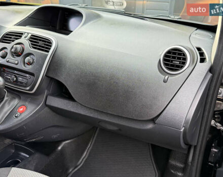 Черный Рено Кенгу, объемом двигателя 0 л и пробегом 75 тыс. км за 14700 $, фото 31 на Automoto.ua