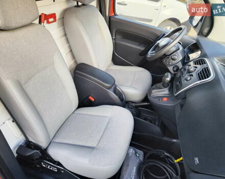 Красный Рено Кенгу, объемом двигателя 0 л и пробегом 58 тыс. км за 10999 $, фото 12 на Automoto.ua