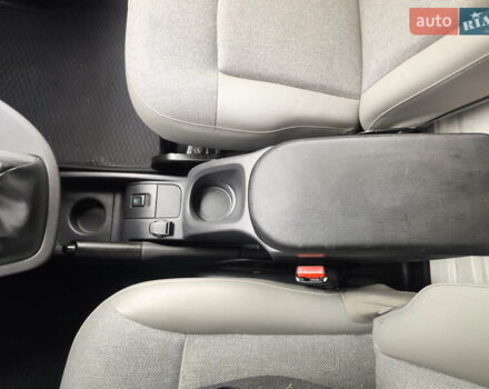 Красный Рено Кенгу, объемом двигателя 0 л и пробегом 63 тыс. км за 12399 $, фото 17 на Automoto.ua