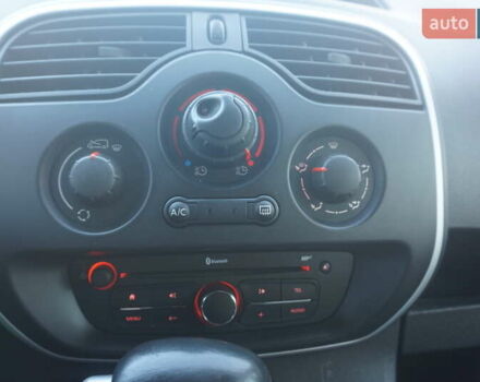 Красный Рено Кенгу, объемом двигателя 0 л и пробегом 54 тыс. км за 11555 $, фото 34 на Automoto.ua