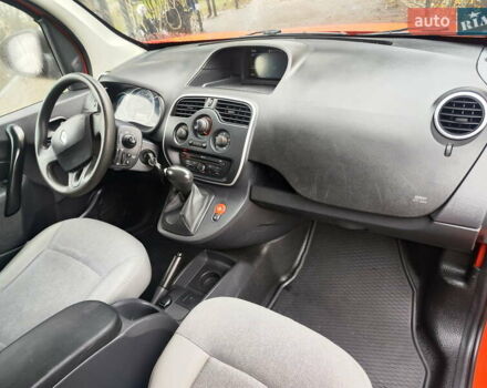 Красный Рено Кенгу, объемом двигателя 0 л и пробегом 63 тыс. км за 12399 $, фото 12 на Automoto.ua