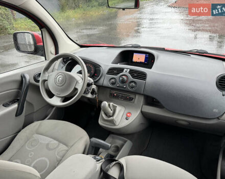 Красный Рено Кенгу, объемом двигателя 1.6 л и пробегом 200 тыс. км за 7799 $, фото 29 на Automoto.ua